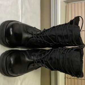 Men’s black tackle boots, size 10